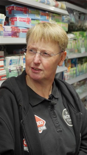 Jeuk aan het kruis kan verschillende oorzaken hebben, zoals irritatie door kleding of zeep, huidplooiontstekingen (intertrigo), infecties (waaronder schimmelinfecties en SOA's), allergische reacties, of aandoeningen zoals eczeem of huidaandoeningen zoals folliculitis of lichen sclerosus. Het is belangrijk om de oorzaak te achterhalen, omdat de behandeling hiervan afhangt. Raadpleeg een arts voor een diagnose en gepaste behandeling. Check nu Dagjesmensen met Pepijn Schoneveld op YouTube! | Ruud S