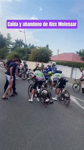 La dura caída del holandés Alex Molenaar (Caja Rural) en el final de la 5ª etapa del Tour de Francia