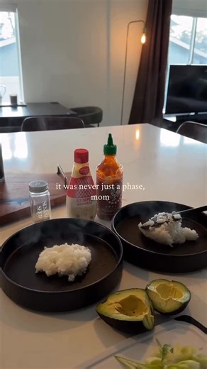 How To Meal Prep on Instagram: "Viral Salmon Bowl 🍚 (via: @brownbutter.sage) Ingredients: * 1 cup cooked white rice * 2 salmon fillets cooked * kewpie mayo to taste * sriracha to taste * soy sauce to taste * ½ avocado sliced * green onion sliced * sesame seeds * seaweed snacks (nori) Instructions: * If using left overs, add cooked rice and salmon to a microwave-safe bowl. Place an ice cube on top of the rice and cover loosely with parchment paper or a microwave lid. Microwave until warmed throu