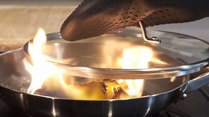 La mayoría de los incendios domésticos se inician en la cocina cuando...