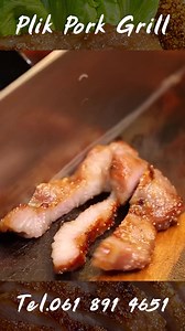 ⚡️🔥ร้านเด็ดในตลาดสดธนบุรีที่สายหมูตัวจริงต้องมาลอง 'หมูย่างเตาถ่าน' ย่างด้วยถ่านไม้แท้ ย่างกันใหม่ๆ แทบทุกชิ้น! ✨💨 ให้กลิ่นหอมเสิร์ฟกันแบบร้อนๆ ที่สำคัญคือแต่ละชิ้นจะมีความกรอบนอก เนื้อนุ่มฉ่ำกำลังดี พร้อมด้วยรสชาติการหมักที่เป็นต้นตำรับ พร้อมด้วยน้ำจิ้มสูตรเด็ด ท้าให้ลอง 📍 ที่ร้าน plik pork grill โซนศูนย์อาหารแชนเดอเลียร์ ล๊อค B332 | ตลาดสดธนบุรี ถนนบรมราชชนนี Thonburi Market Place