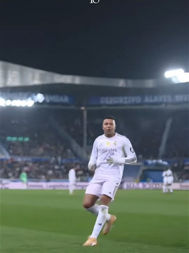 Mbappé a battu le record de Cristiano Ronaldo. Mais l’histoire du Real Madrid ne se résume pas aux chiffres. Cristiano n’a pas juste marqué. Il a changé un club. La vraie question est là. 👇 Mbappé peut-il vraiment avoir le même impact que CR7 au Real… ou la comparaison est-elle déjà trop rapide ? #france#football#cristiano#mbappe#realmadrid