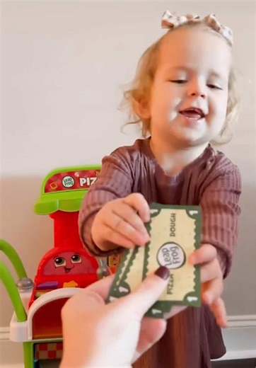 Playtime is her business… and business is good! 🍕So happy to see Caroline loving her Build-a-Slice Pizza Cart. All the fun of pretend play with baked-in colors, shapes and early math skills! 🍕🍕🍕 #LeapFrog #EverythingStartsWithReading #GiftIdeas 🎞️: Sydni.edwards on IG