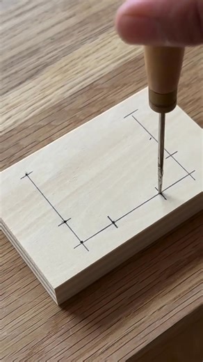 You Need a Jig for This Chisel The Kote Chisel, which often appears in my videos, has a unique shape that makes it very difficult to sharpen freehand. That’s why I recommend using a jig when sharpening this type of chisel. I’ve set the bevel angle to 30°, and you can check the angle based on how much the blade sticks out from the jig. Of course, this jig also works for sharpening standard chisels 👍 I post short videos every day! If you enjoy the content, please consider liking and subscribing �