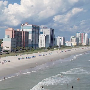 It’s the perfect time for a fall escape to Myrtle Beach! 🍁 Book your trip and immerse yourself in the season’s beauty and fun. 😎🏖️ | Grande Cayman Resort