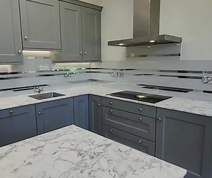 WOW 朗殺 Kitchen Glass splashback with chrome mirror lines 朗殺 #mirrorselfie #mirrorselfiechallenge #kitchendesign #splashback #interiordesigner #kitchenremodel #kitchendecor #kitchenrenovation #tiles #instagood #countertops #designer #kitchencabinets #kitchentools #kitchenware #kitchenlife #splashback #kitchen #designer #kitchendesign #kitchendecor #countertops #tiles #interiordesignideas | 3D Splashbacks | Facebook