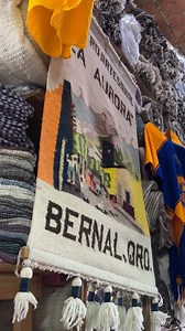 ¡#Bernal tiene mucho para que gozar! ⛰️ La gran tradición artesanal de este hermoso #pueblomágico te espera en cada una de sus calles, ¡para que llevas a casa una primorosa muestra del arte queretano! #QroTravel #Queretaro #artesania | Querétaro.Travel
