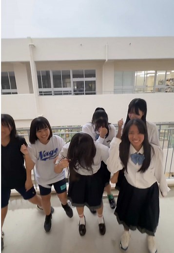 忘れっぽいんだな メガネ外れた - 手振りダンスのTikTok流行り