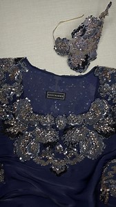 Élégante et intemporelle, cette robe bleue fluide a été créée sur mesure pour la célèbre actrice Kaouther Bardi. Confectionnée dans un tissu léger et aérien, elle séduit par son tombé gracieux et son mouvement naturel. Le col et les manches sont sublimés par des broderies appliquées aux reflets subtils, apportant une touche précieuse et raffinée. Les manches vaporeuses et transparentes insufflent poésie et sophistication à cette création couture, signature de SOUCHARME. #SOUCHARME #SOUCHARMECout
