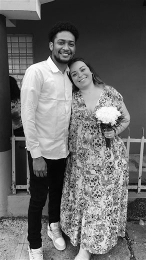 ROCÍO on Instagram: "Como de rápido pasa el tiempo🥰 Como anécdota nos conocimos en el verano de 2020 cada uno con su vida y yo que tengo muchas intuiciones y presentimientos, algo sentí al conocerle y algo me dijo “mira que chico más majo como tú buscas” pero la verdad mi corazón estaba ocupado y pues creo que todas las personas enamoradas tenemos lugar para uno. A los pocos meses pasaron cosas, el espacio en mi corazón quedó libre y volví a RD sin esperar nada, y apareció el❤️ Ahora somos una