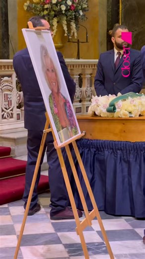 🕊️ Dernier hommage à Évelyne Leclercq Les obsèques de la mythique animatrice ont lieu ce mardi à la Cathédrale Sainte-Réparate, en plein cœur du Vieux-Nice. Une cérémonie empreinte d’émotion pour dire adieu à celle qui a marqué des générations de téléspectateurs 📺✨ Famille, proches et anonymes sont réunis pour saluer une figure incontournable du petit écran, partie trop tôt mais jamais oubliée 💔 🙏 Repose en paix, Évelyne. #Closer #Bestimage #EvelyneLeclercq #Obsèques #Nice #VieuxNice #Hommag