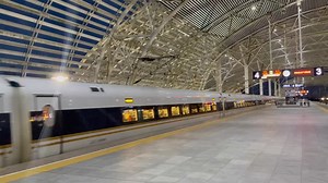 （站务面前拍车）G143次列车（北京南-上海虹桥）出无锡东站，本务上海铁路局虹桥所CR400BF-B-5105