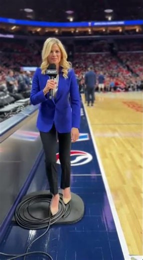 NBA Reporter Slips and Falls while checking the mic #nba #slipps #shoprts #funny #reporter