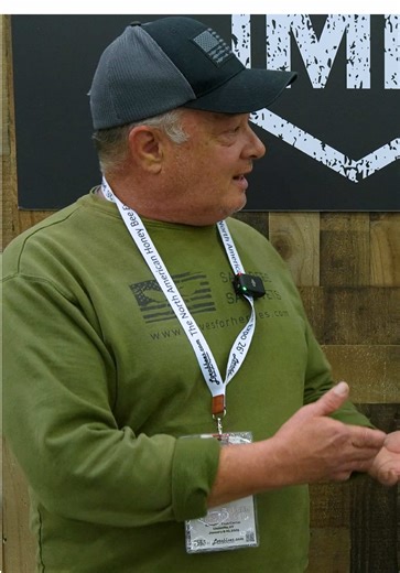 🐝 Mann Lake placed a $4,000 bid on Yappy the Bee Man’s 100K YouTube plaque at the Hives for Heroes, Heroes Dinner, all in support of their amazing mission. Every dollar goes straight to transforming lives through beekeeping. And don’t worry, we gave Yappy his plaque back. He definitely deserves it! @Hivesforheroes @Yappy Beeman #hivesforheroes #yappybeeman #beekeeper #beekeeping