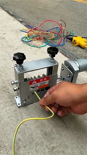 Instant Copper Harvest: The Magic of the Wire Stripping Machine! ⚡️💰 ​Stop struggling with pliers and knives! This incredibly satisfying video showcases the efficiency of a small, motorized Wire Stripping Machine—a tool essential for electricians and, more importantly, for maximizing the value of scrap metal and promoting recycling. ​Why This Machine is a Game-Changer ​When old electrical wire is discarded, the plastic insulation (jacket) must be removed to separate it from the valuable copper 