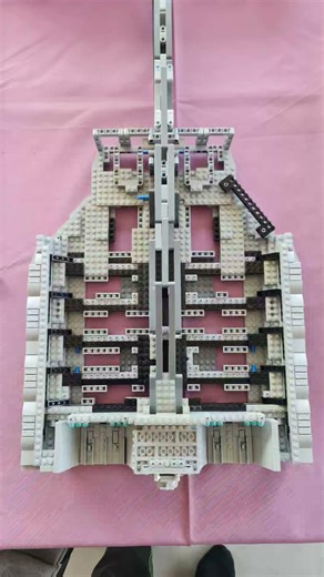 M.W. Brick Lego Battlestar Galactica mit 20000 Teilen Bau vom Heck beginnt