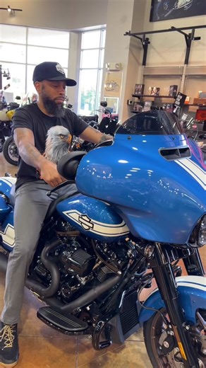 Its NEVER TOO LATE to get yourself a HARLEY! #nevertoolate #harleydavidsonlifestyle #fastjohnniestreetglide #breakout117 #holysantaclawsshit