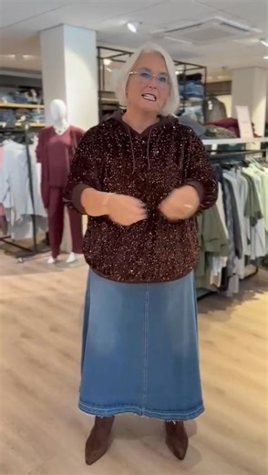 16K views · 104 reactions | Filmpje 979 勺 jeans & een hoodie...maar dan helemaal anders! Het is namelijk deze hele gave rok & glitterhoodie, comfi maar toch wauw. Kijk je mee? Rok €99,95 Hoodie €89,95 Yest Curve | Maxim's | Facebook