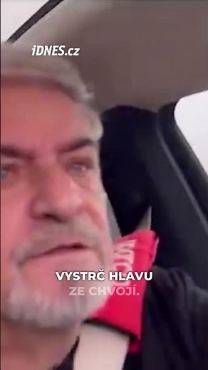 Hřibe, neschovávej se, rozkopu tě po právu, zpívá Michal Suchánek v pražské dopravě