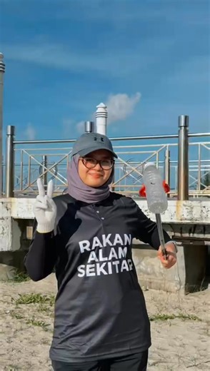 PROGRAM HI-PICKING (KUDAH) BERSAMA RAKAN ALAM SEKITAR WILAYAH PERSEKUTUAN LABUAN (WPL) SEMPENA HARI BUMI 2025 DI KOMPLEKS SUKAN LAUT ANTARABANGSA W.P. LABUAN. 19 April 2025, WP Labuan - Sempena Hari Bumi 2025 dengan bertemakan “Our Power, Our Planet", Jabatan Alam Sekitar Wilayah Persekutuan Labuan (JASWPL) telah bekolaborasi bersama Petronas Chemicals Methanol Sdn. Bhd dengan mengadakan program Hi-Picking (KUDAH) bersama Rakan Alam Sekitar WPL bagi tahun 2025. Objektif Program Hi-Picking (KUDAH
