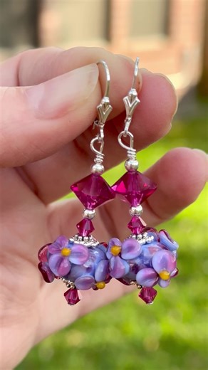 Look at these lovely beads that create extra beautiful earrings. Paired with gorgeous Swarovski crystals and sterling leverbacks. #lampwork #earrings #jewelry #handmade #SWCreations