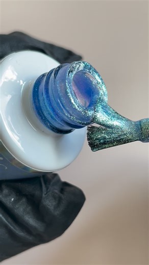 BrillBird Czech • nehtový obchod a e-shop • Jana Janečková | Jestli věříte, že správné nehty se musí třpytit, tahle barva vás dostane.😍 www.brillbird.cz/hypnotic-gel-lac—234-8ml-mermaid/ #nehty... | Instagram