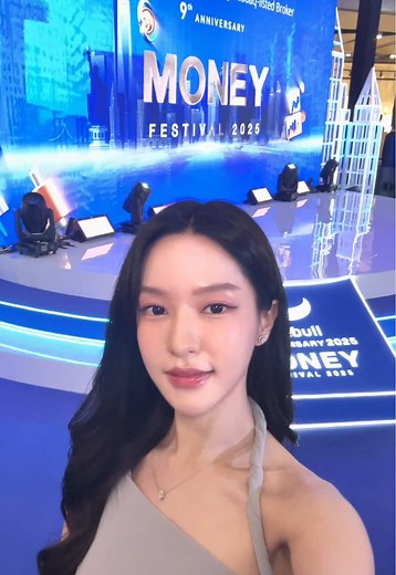 เตยมาร่วมงาน Webull Money Festival ที่ centralwOrld บอกเลยว่างานนี้ครบเครื่องสุดๆ ทั้งเรื่องลงทุน เทคโนโลยี ความรู้และความสนุก #Webull เล่นใหญ่ เต็มแม็กซ์! ฉลองครบรอบ 9 ปี Webull Crop และครบรอบ 1 ปีของ Webull ประเทศไทย ใครยังไม่ได้โหลด Webull รีบเลย! https://www.webull.co.th/activity/money-festival?source=midthailand1 #WebullMoneyFestival #AllinWebull #เทรดและลงทุนครบจบที่Webull @Webull Thailand