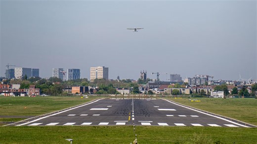 Un avion perd sa roue au décollage, un deuxième se renverse : la folle journée de l’aéroport d’Anvers