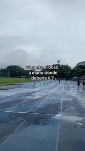 Dónde debe ir la mano durante un beso: guía práctica