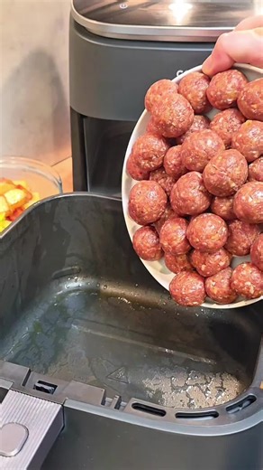 Hackbällchen-Eintopf aus dem Airfryer Gemütliches Abendessen, einfach & unglaublich lecker 🤍 Anzeige | Werbung Zubereitet habe ich das Gericht in meinem COSORI Turbo Blaze, den ich seit langer Zeit sehr gerne nutze 🤍 ✔️ kraftvolle Heißluft für gleichmäßige Ergebnisse ✔️ Grill-Modus perfekt für Hackbällchen ✔️ schnelles Vorheizen & energiesparend ✔️ super leise & einfach zu reinigen Ein echtes Alltagsgerät, das bei uns regelmäßig im Einsatz ist 🙌 🛒 Zutaten • 500 g Hackfleisch • Salz • 1 TL Pf