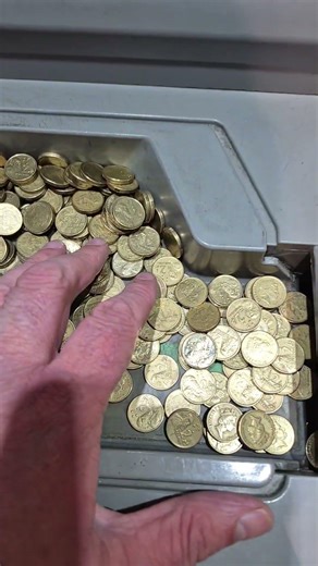 Be very careful 🧐 $2 dollar coins can jam the coin deposit machine 🤷🤦‍♂️