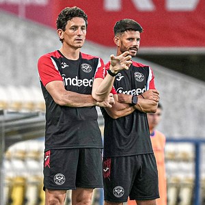 131K views · 1K reactions | New Brentford manager Keith Andrews takes his team through a match-preparation session on their pre-season tour in Portugal...  Watch the full video through the link in the comments.  Brentford FC | Coaches' Voice | Facebook