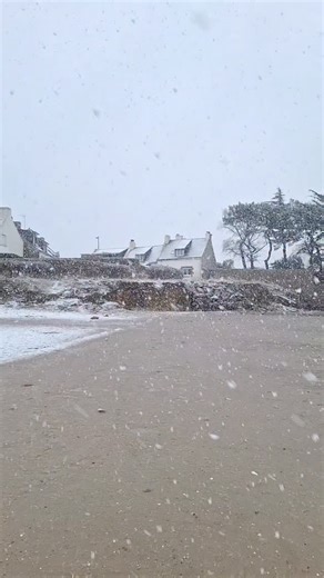 La plage de Mousterian sous la neige ce lundi 5 janvier 2026 😍 #Sene #Morbihan | Actu Morbihan