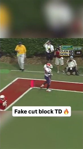 His teammate was smacking his helmet (volume up) 🤣#clemson #clemsontigers #accfootball #cfb