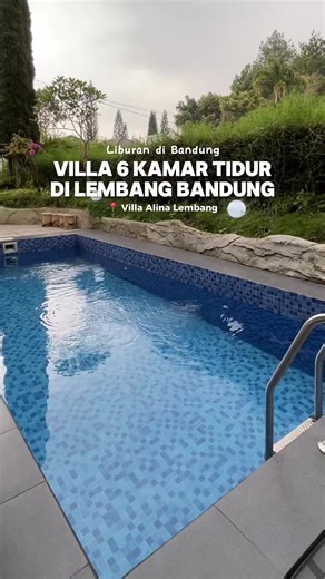 Rekomendasi villa di lembang Bandung dengan 6 kamar tidur yang bisa buat ramean 10-20 orang. Ada fungsional kitchen, living room, karaoke lounge, swimming pool pokoknya lengkap. Pas buat acara keluarga atau gathering kantor. Nah biar makin hemat langsung aja Booking kamarnya di tag lokasi video ini y. #nginepsukasuka #NexEntertainment #nexalinavillalembang #alinavilla #villalembang