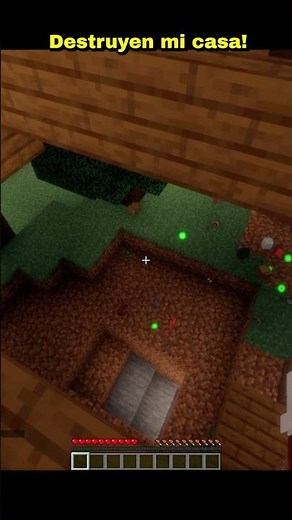 A CREATURE IS DESTROYING MY HOUSE!!! #minecraft #minecraftshorts #humor #minecraftterror