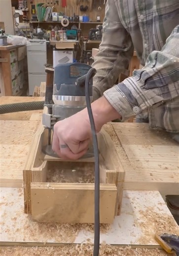 Breaking out the trusty seat dishing jig and the router to make this bench a little more comfortable! • #woodworking #customfurniture #bostonwoodworking #newenglandfurniture #maker