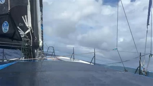 TRANSAT CAFÉ L’OR : C'est le sprint final jusqu'à l'arrivée, plus que 24h ⏱️. "On est sous spi dans l'ouest d'une petite onde d'est qui nous amène du vent comme une dépression 🌬️. Voilà qui devrait améliorer l'ETA." Et Max qui ajoute : « On sent les accras, ça fait plaisir » 🔥Voilà déjà 22 jours que Pierre-Louis et Maxime sont en course, et quelle fin de course ! Depuis plusieurs jours, notre duo oscille entre la 7ᵉ, la 8ᵉ et, tout récemment, la 📍6ᵉ place. Vogue avec un Crohn est attendu dema