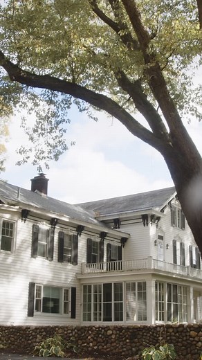 Make your entrance, make it unforgettable: River Stone Manor’s iconic manor house, chic new ballroom, and fresh cocktail room bring every celebration to life! Right on the riverfront 💌 | River Stone Manor