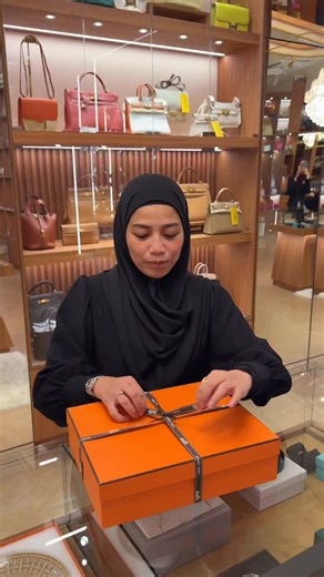 hanum subri on Instagram: "A special and heartfelt thank you to our beloved VIP client, Mdm Mimee Shafina, all the way from JB. Your trust and support truly mean the world to us .We are deeply grateful for the confidence you’ve placed in our small business. Enjoy your beautiful Constance 18 in Gold Epsom with GHW selling at very good price RM4x xxx only, a timeless and must-have piece that reflects your elegance perfectly ✨ InshaAllah, this is just the beginning of many more happy moments, bless