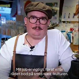 Skomageren Michael er den sidste uddannede af sin slags og kæmper nu sin grønne kamp fra Istedgade. Læs mere om overtagelsen af den over 40 år gamle butik her: https://www.tv2lorry.dk/koebenhavn/michael-er-den-sidste-af-sin-slags-fra-istedgade-kaemper-han-sin-groenne-mission | TV 2 Kosmopol