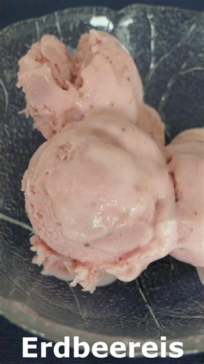 Erdbeereis ohne Eismaschine #eis #selbstgemacht #dessert #erdbeereis #sahne #speiseeis
