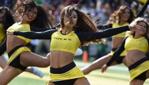 Oregon Cheerleader Has Everyone's Attention Before Rose Bowl