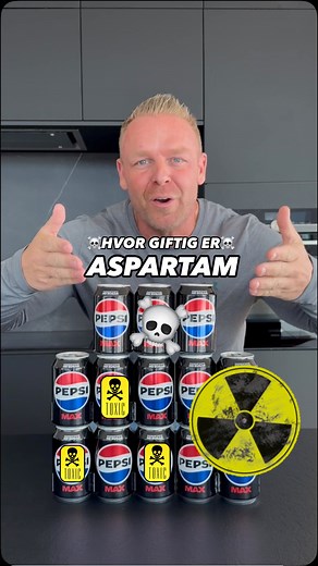 🧑‍🦯BLIND 🦠CANCER 😵‍💫BESVIMER⚠️ ASPARTAM⚠️ GITIG🚱 ELL. IKKE⁉️ DU har med garanti hørt om det☝🏼 Lad os lige kigge på, hvad der egentlig er i den her sodavand. En Pepsi Max indeholder op til 200 mg aspartam. Når kroppen nedbryder det, bliver det til tre ting: • Methanol 🚱 • Phenylalanin 🦠 • Asparaginsyre🧨 (seriøst, det lyder som noget fra Breaking Bad, men det findes i almindelig mad). Så hvis du har hørt, at aspartam kan give kræft🦠 blindhed 🧑‍🦯og spontant få din arm til at falde af �