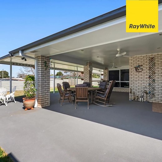 🏡 6A Steele Street, Pittsworth — Offers from $895,000 Modern Family Living with Space, Style & Practicality A stunning four-bedroom home designed for effortless living and easy maintenance, beautifully renovated with quality finishes throughout — and just moments from schools and the main street. ✨ Highlights: -Freshly painted with large tiles and ducted air conditioning throughout -Expansive open-plan kitchen, dining & living opening to a large outdoor entertaining area -Second lounge/activity