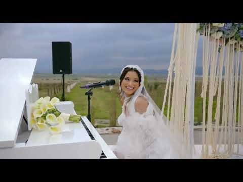 Bride Surprises Everyone by Playing Piano Down the Aisle