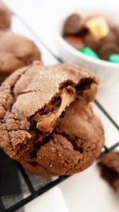 These are my all time favorite Christmas cookies. Growing up we called them surprise cookies because when you bit into them they are filed with chocolate and gooey caramel. These rolo cookies I only make once a year and today was that day! Going in some Christmas tins with some fudge for neighbor gifts. Do you give neighbor gifts? I bet you already know one of my neighbors that’s not getting these! #cookiesforsanta #cookieswap #christmascookies #recipeshare #cookieoftheday #cookierecipe #fromscr