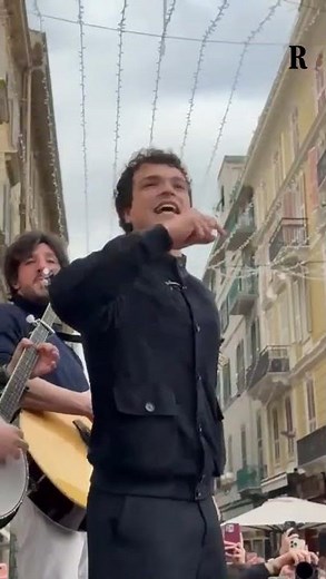Leo Gassmann si esibisce tra la folla a Sanremo