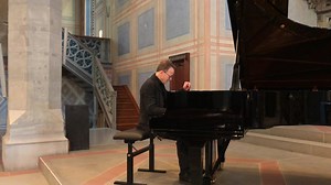 DE: Die Massnahmen gegen Covid-19 verbieten uns die Aufführung der Kantate BWV 4 «Christ lag in Todesbanden» diesen Freitag. Aber Rudolf Lutz wird an der Orgel aufzeigen, dass die Teile der Kantate BWV 4 «Christ lag in Todesbanden» auch als Choralvorspiele interpretiert werden könnten. Wir freuen uns, dass wir dieses Ereignis als Livestream in die Welt hinaustragen können. Als kleiner Vorgeschmack auf den Freitag sehen Sie Rudolf Lutz mit einer Improvisation am Flügel. Sein Sohn, Samuel Lutz (de