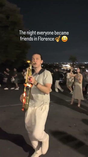 This is what happens when you play “Volare” in the heart of Florence